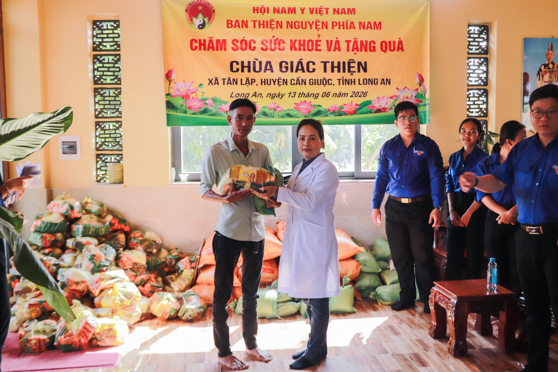 Ban Thiện nguyện phía Nam (Hội Nam y Việt Nam) tổ chức khám chữa bệnh y học cổ truyền và tặng quà cho 150 người dân tại xã Tân Lập Ban Thiện nguyện phía Nam (Hội Nam y Việt Nam) tổ chức khám chữa bệnh y học cổ truyền và tặng quà cho 150 người dân tại xã Tân Lập