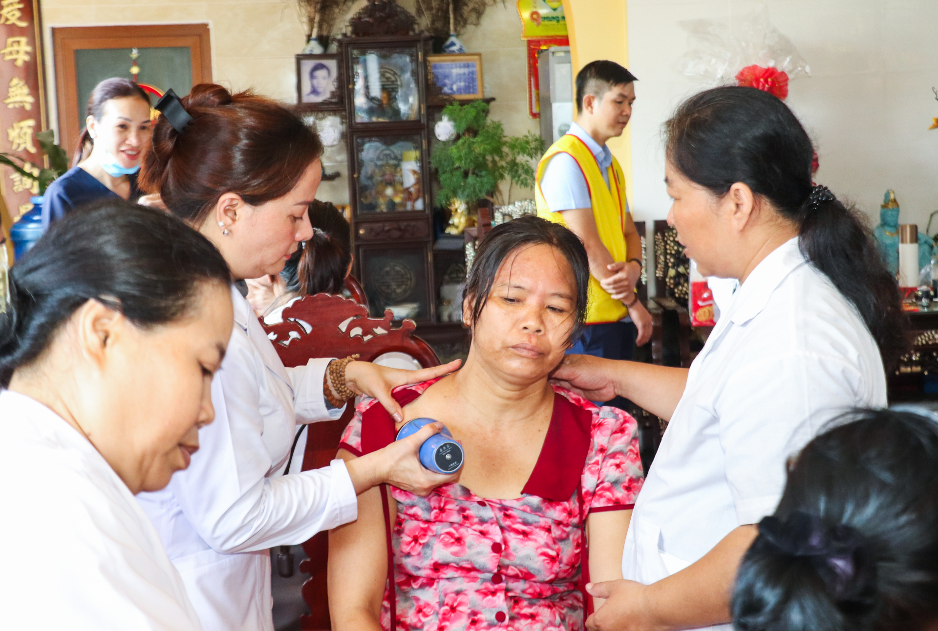 Ban Thiện nguyện phía Nam (Hội Nam y Việt Nam) tổ chức khám chữa bệnh y học cổ truyền và tặng quà cho 150 người dân tại xã Tân Lập Ban Thiện nguyện phía Nam (Hội Nam y Việt Nam) tổ chức khám chữa bệnh y học cổ truyền và tặng quà cho 150 người dân tại xã Tân Lập