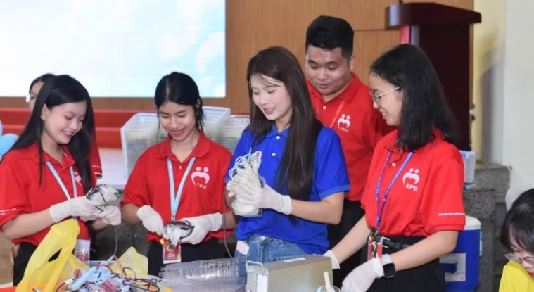 Những giọt máu "viết tiếp" những cuộc đời
