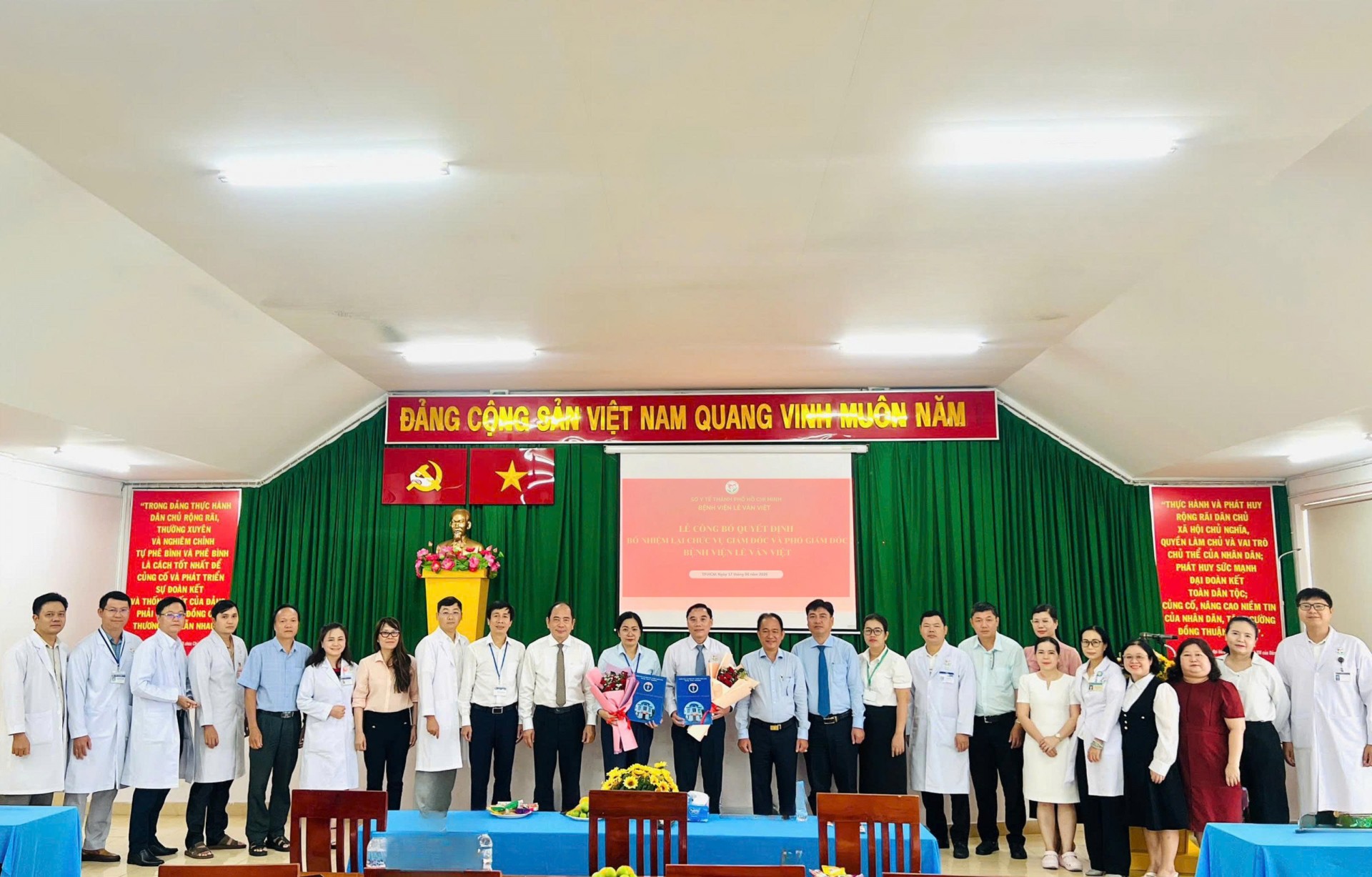 Sở Y tế TP.HCM trao quyết định bổ nhiệm lại Giám đốc, Phó Giám đốc Bệnh viện Lê Văn Việt Sở Y tế TP.HCM trao quyết định bổ nhiệm lại Giám đốc, Phó Giám đốc Bệnh viện Lê Văn Việt