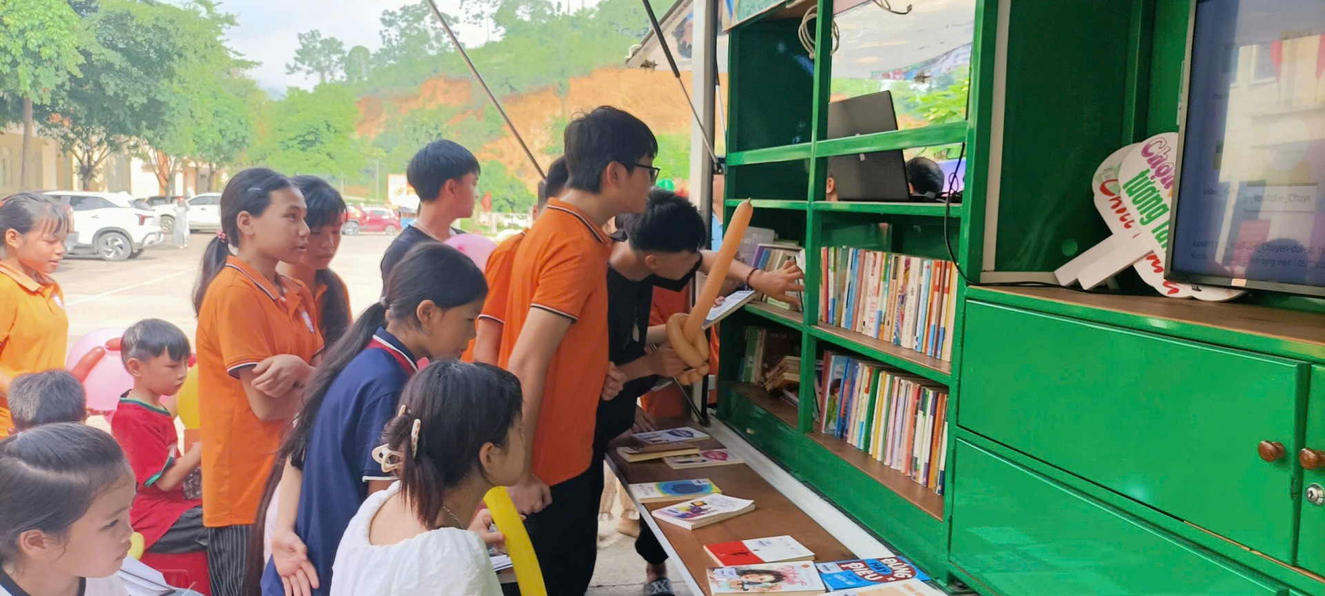 Ánh sáng tri thức nơi biên cương rực rỡ ngày hội đọc sách và tủ sách cộng đồng cho nhân dân Trịnh Tường. Lào Cai: Ánh sáng tri thức nơi biên cương rực rỡ ngày hội đọc sách và tủ sách cộng đồng cho nhân dân Trịnh Tường.