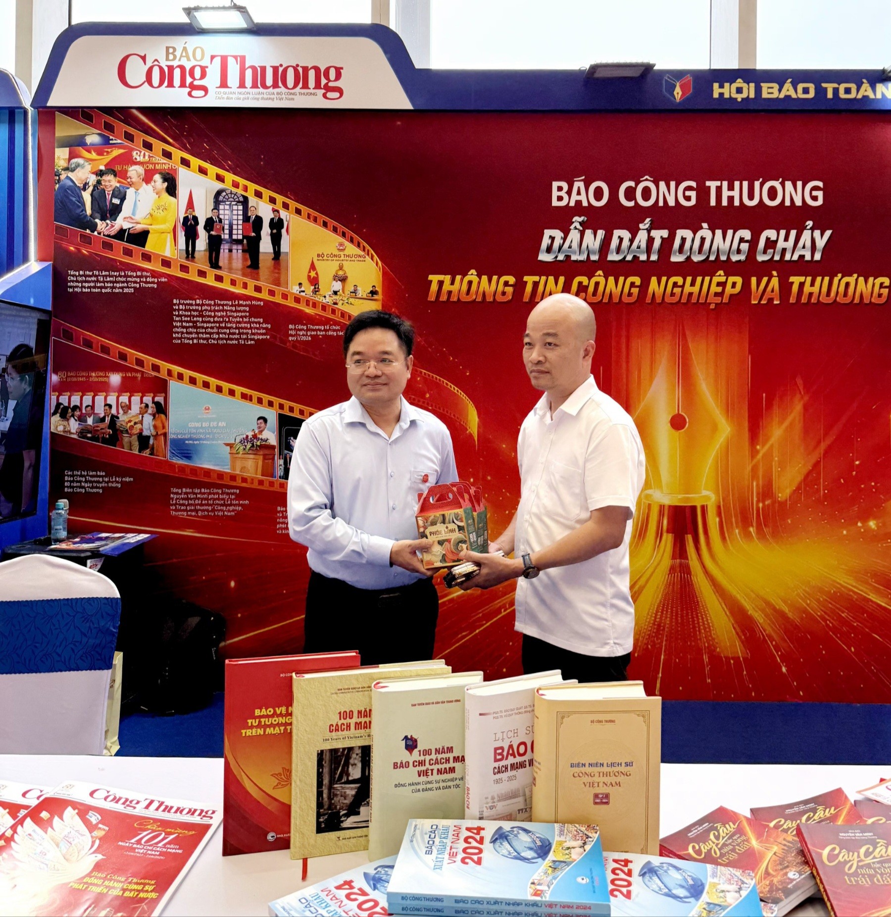Nến Phúc Linh by Mira Home: “Thắp sáng phúc khí” tại Hội báo toàn quốc 2026 Nến Phúc Linh by Mira Home: “Thắp sáng phúc khí” tại Hội báo toàn quốc 2026