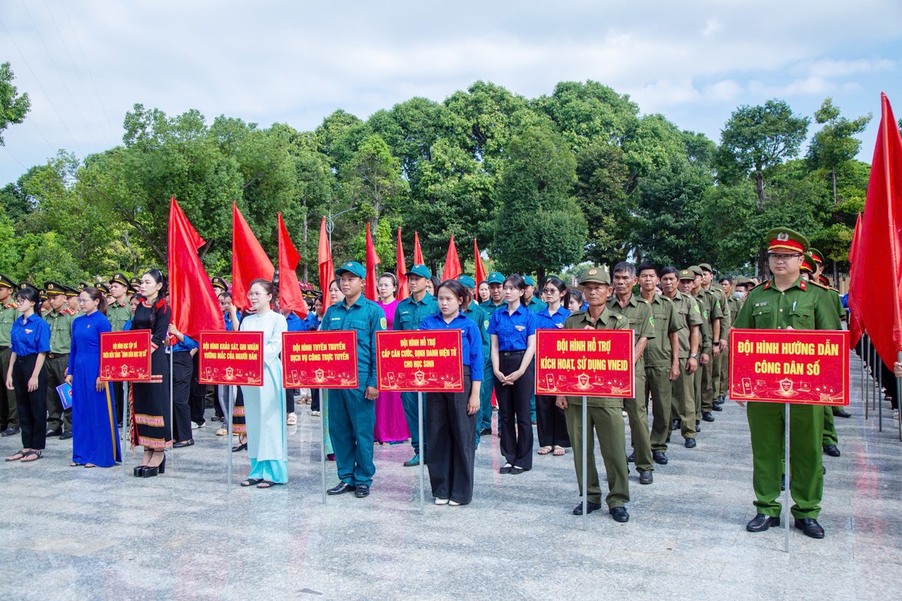 Hơn 500 cán bộ, chiến sĩ, tình nguyện viên tham gia “Chiến dịch Mùa hè số cùng VneID”