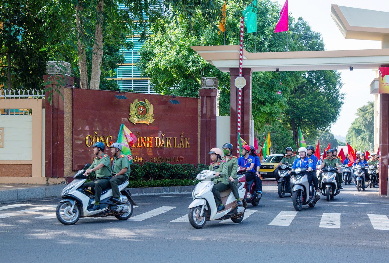 Hơn 500 cán bộ, chiến sĩ, tình nguyện viên tham gia “Chiến dịch Mùa hè số cùng VneID”