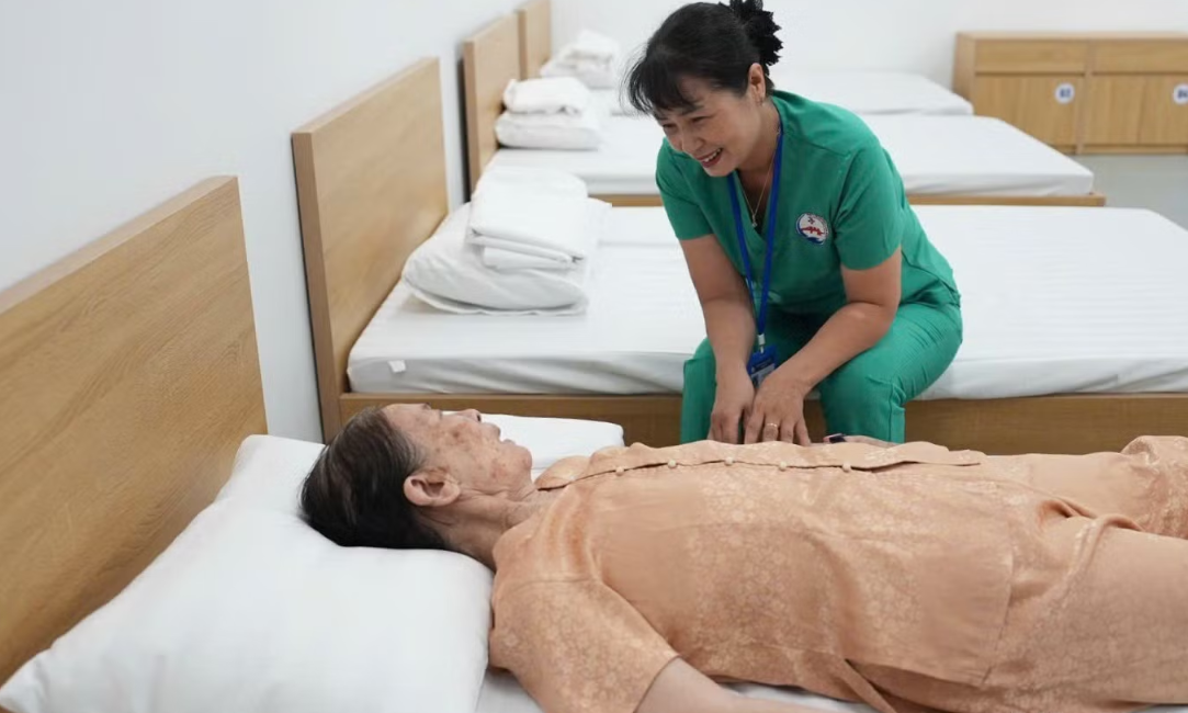 Chăm sóc người cao tuổi từ y tế cơ sở nhằm thích ứng với già hóa dân số