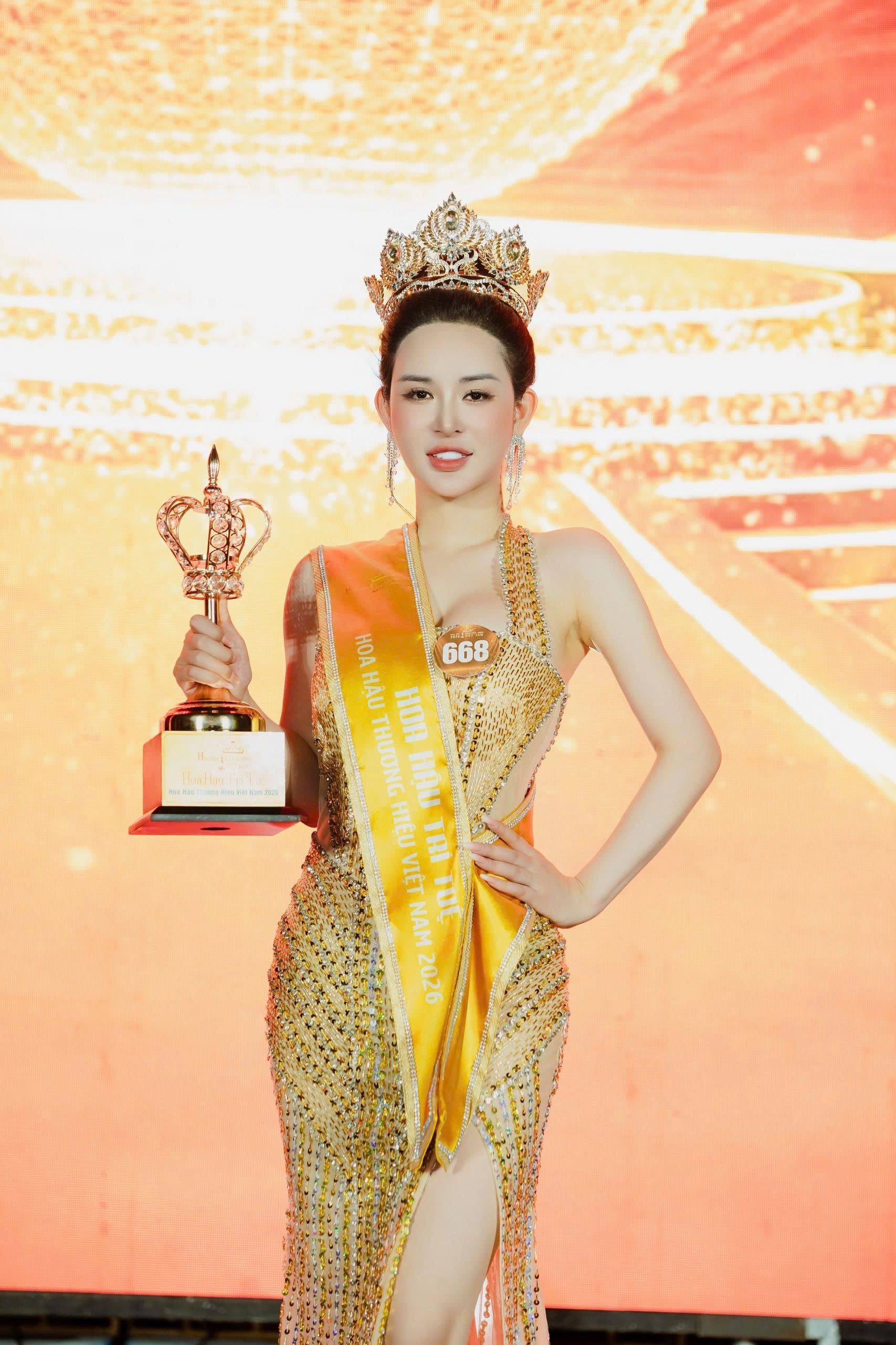 Hoa hậu Trí tuệ – Hoa hậu Thương hiệu Việt Nam 2026 Trần Thị Ngọc Bích ghi dấu nhân hiệu trong ngành thẩm mỹ