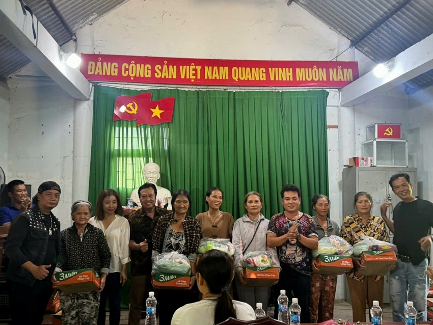 Trao yêu thương, lan tỏa trách nhiệm cộng đồng, chung tay chăm lo người dân có hoàn cảnh khó khăn tại Buôn Đôn Trao yêu thương, lan tỏa trách nhiệm cộng đồng, chung tay chăm lo người dân có hoàn cảnh khó khăn tại Buôn Đôn
