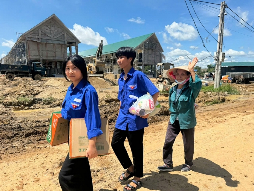 Trao yêu thương, lan tỏa trách nhiệm cộng đồng, chung tay chăm lo người dân có hoàn cảnh khó khăn tại Buôn Đôn Trao yêu thương, lan tỏa trách nhiệm cộng đồng, chung tay chăm lo người dân có hoàn cảnh khó khăn tại Buôn Đôn