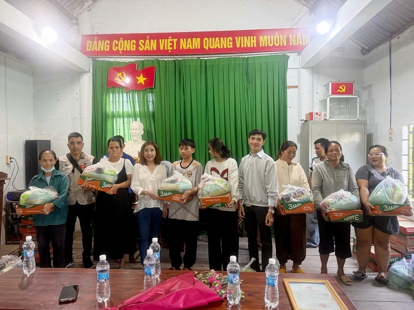 Trao yêu thương, lan tỏa trách nhiệm cộng đồng, chung tay chăm lo người dân có hoàn cảnh khó khăn tại Buôn Đôn Trao yêu thương, lan tỏa trách nhiệm cộng đồng, chung tay chăm lo người dân có hoàn cảnh khó khăn tại Buôn Đôn