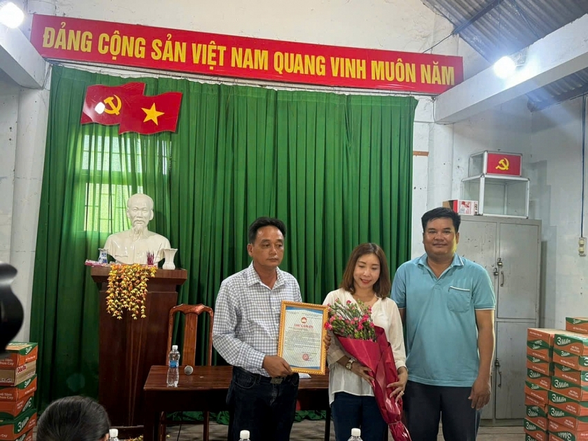 Trao yêu thương, lan tỏa trách nhiệm cộng đồng, chung tay chăm lo người dân có hoàn cảnh khó khăn tại Buôn Đôn Trao yêu thương, lan tỏa trách nhiệm cộng đồng, chung tay chăm lo người dân có hoàn cảnh khó khăn tại Buôn Đôn