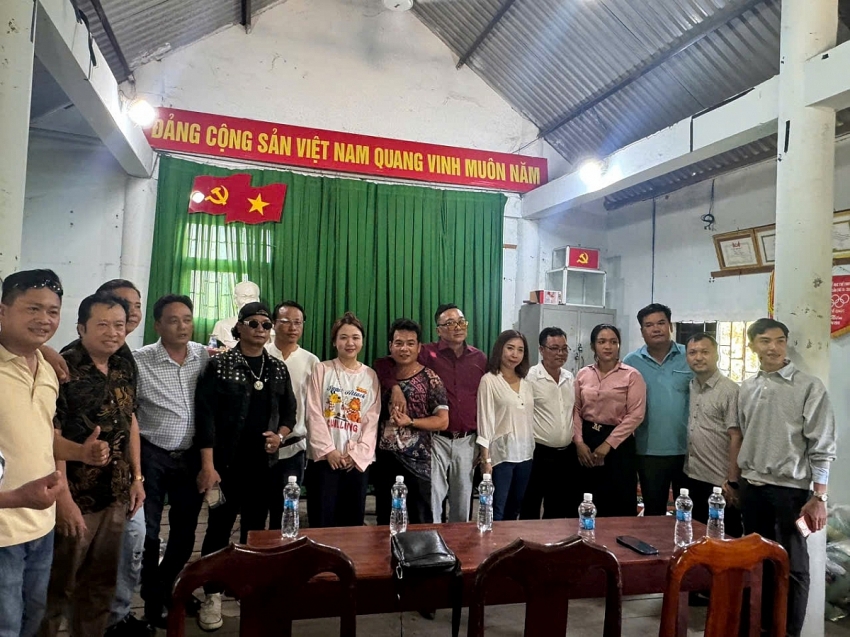 Trao yêu thương, lan tỏa trách nhiệm cộng đồng, chung tay chăm lo người dân có hoàn cảnh khó khăn tại Buôn Đôn Trao yêu thương, lan tỏa trách nhiệm cộng đồng, chung tay chăm lo người dân có hoàn cảnh khó khăn tại Buôn Đôn