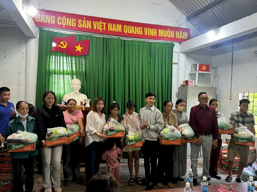 Trao yêu thương, lan tỏa trách nhiệm cộng đồng, chung tay chăm lo người dân có hoàn cảnh khó khăn tại Buôn Đôn Trao yêu thương, lan tỏa trách nhiệm cộng đồng, chung tay chăm lo người dân có hoàn cảnh khó khăn tại Buôn Đôn