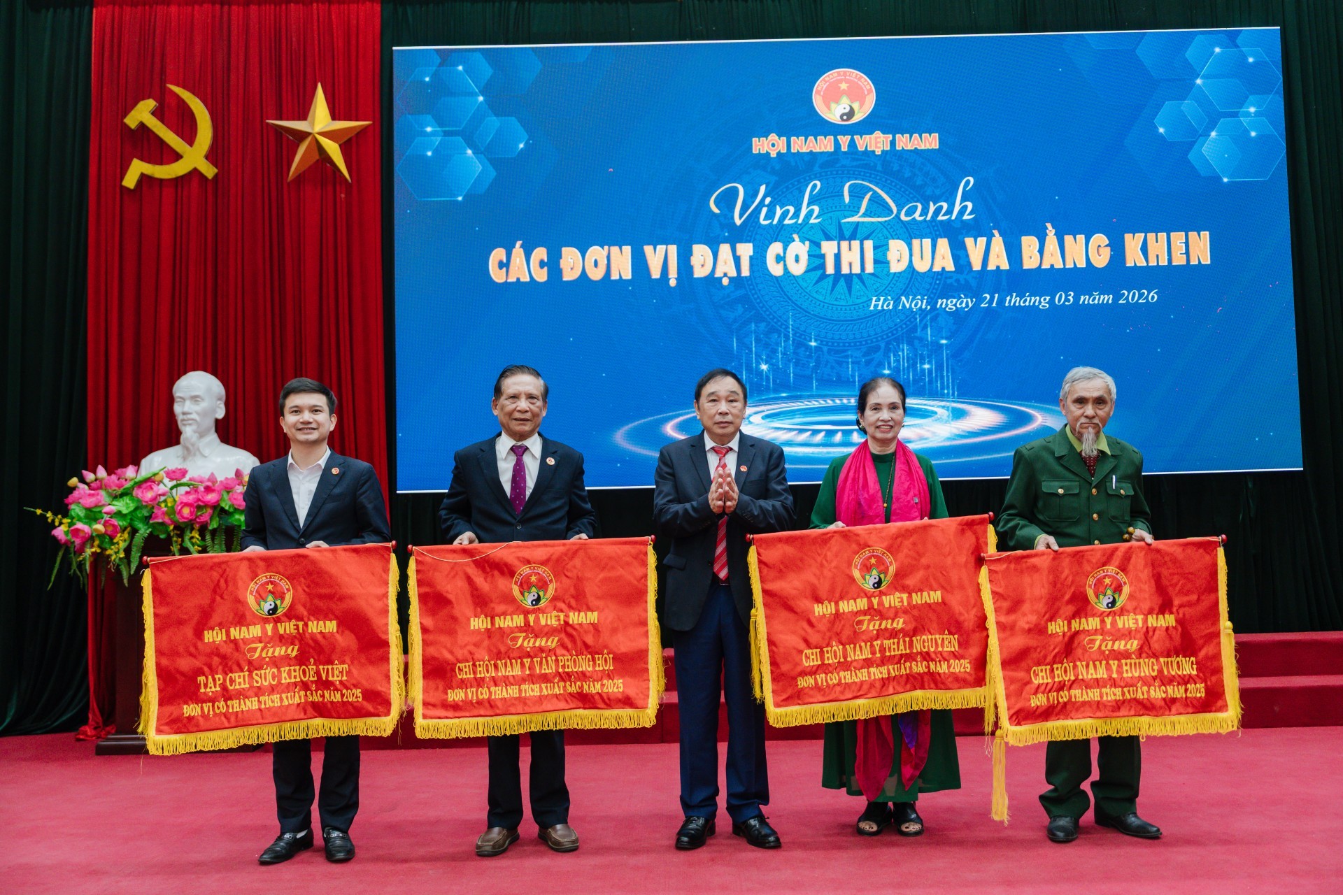 TTND.GS.TS Trương Việt Bình- Chủ tịch Hội Nam Y Việt Nam tặng cờ Thi đua cho các đơn vị có thành tích xuất sắc năm 2025 TTND.GS.TS Trương Việt Bình- Chủ tịch Hội Nam Y Việt Nam tặng cờ Thi đua cho các đơn vị có thành tích xuất sắc năm 2025