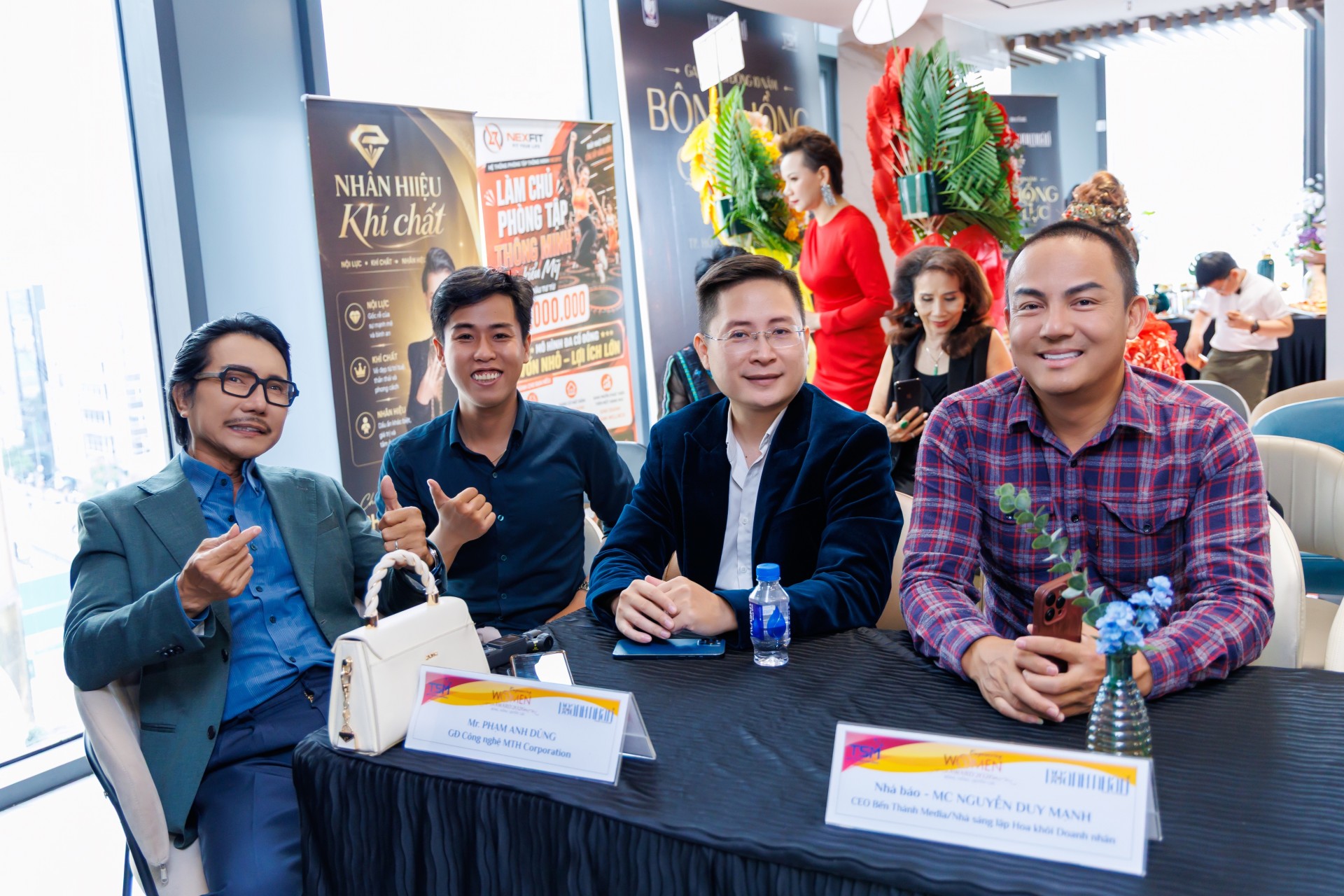 Vợ chồng nhạc sĩ Thái Hùng và ca sĩ Thái Huyền tỏa sáng tại Gala khởi động Bông Hồng Quyền Lực 2026 Vợ chồng nhạc sĩ Thái Hùng và ca sĩ Thái Huyền tỏa sáng tại Gala khởi động Bông Hồng Quyền Lực 2026