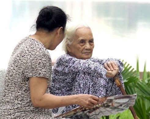 người cao tuổi cần không chỉ là sự chăm lo về vật chất mà còn là sự sẻ chia, kết nối và đồng hành từ gia đình
