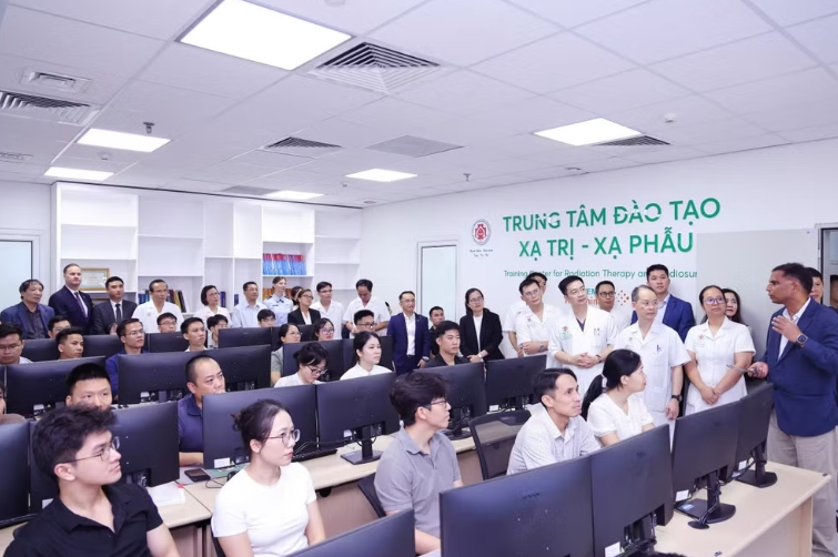 Nâng cao chất lượng điều trị ung thư nhờ đào tạo chuyên sâu về xạ trị, xạ phẫu Nâng cao chất lượng điều trị ung thư nhờ đào tạo chuyên sâu về xạ trị, xạ phẫu