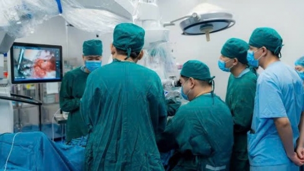 Cấy điện cực ốc tai giúp cháu bé nghe được những thanh âm của cuộc đời