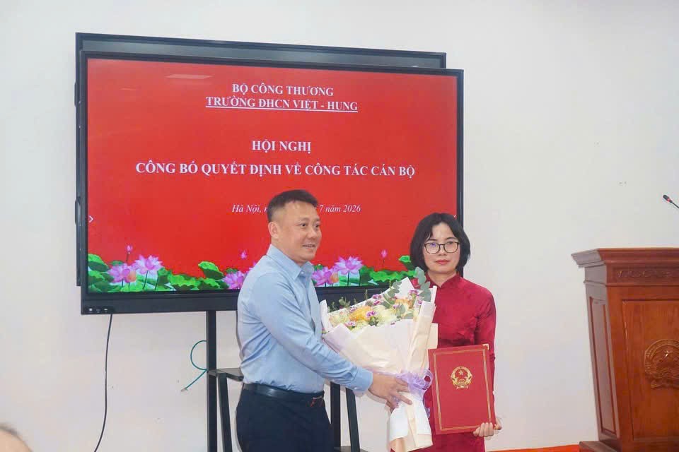 Công bố quyết định giao TS. Nguyễn Thị Nguyên phụ trách Trường Đại học Công nghiệp Việt - Hung Công bố quyết định giao TS. Nguyễn Thị Nguyên phụ trách Trường Đại học Công nghiệp Việt - Hung