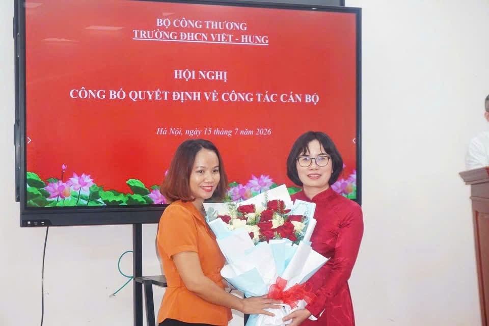 Công bố quyết định giao TS. Nguyễn Thị Nguyên phụ trách Trường Đại học Công nghiệp Việt - Hung Công bố quyết định giao TS. Nguyễn Thị Nguyên phụ trách Trường Đại học Công nghiệp Việt - Hung