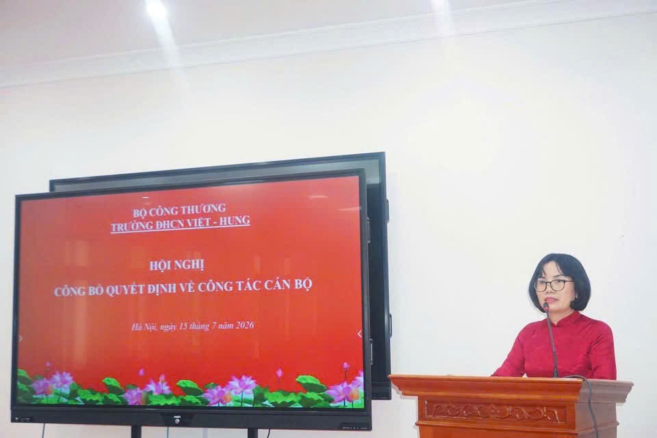 Công bố quyết định giao TS. Nguyễn Thị Nguyên phụ trách Trường Đại học Công nghiệp Việt - Hung Công bố quyết định giao TS. Nguyễn Thị Nguyên phụ trách Trường Đại học Công nghiệp Việt - Hung