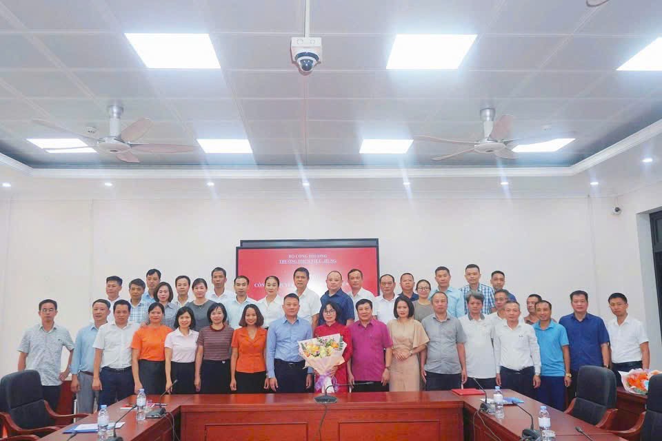 Công bố quyết định giao TS. Nguyễn Thị Nguyên phụ trách Trường Đại học Công nghiệp Việt - Hung Công bố quyết định giao TS. Nguyễn Thị Nguyên phụ trách Trường Đại học Công nghiệp Việt - Hung