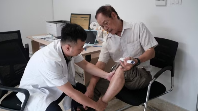 Thầy thuốc khám sức khỏe, tri ân thương binh, thân nhân liệt sĩ và người có công với cách mạng Thầy thuốc khám sức khỏe, tri ân thương binh, thân nhân liệt sĩ và người có công với cách mạng