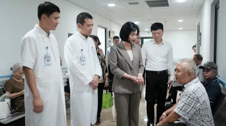 Thầy thuốc khám sức khỏe, tri ân thương binh, thân nhân liệt sĩ và người có công với cách mạng Thầy thuốc khám sức khỏe, tri ân thương binh, thân nhân liệt sĩ và người có công với cách mạng