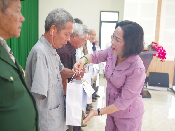 Phó Chủ tịch Quốc hội thăm, tặng quà gia đình chính sách và người có công tại Đắk Lắk