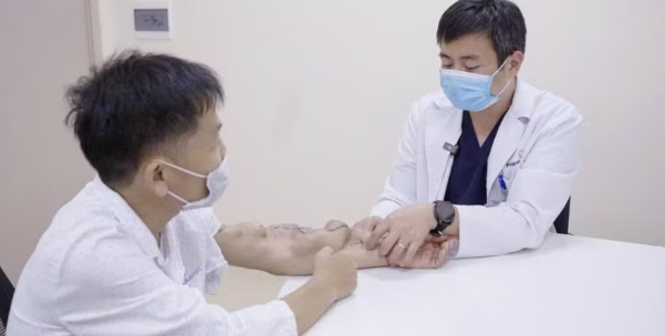 Bảo tồn thành công cầu nối AVF sau 11 năm cho người bệnh chạy thận có nhiều túi phình khổng lồ