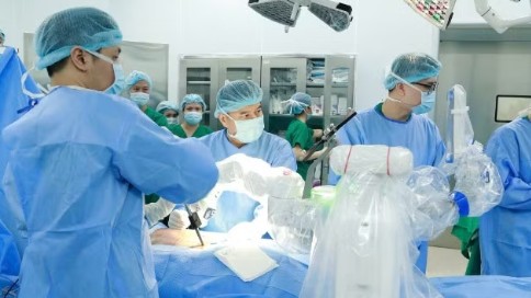 Tích hợp robot và định vị 3D, nâng cao hiệu quả phẫu thuật cột sống