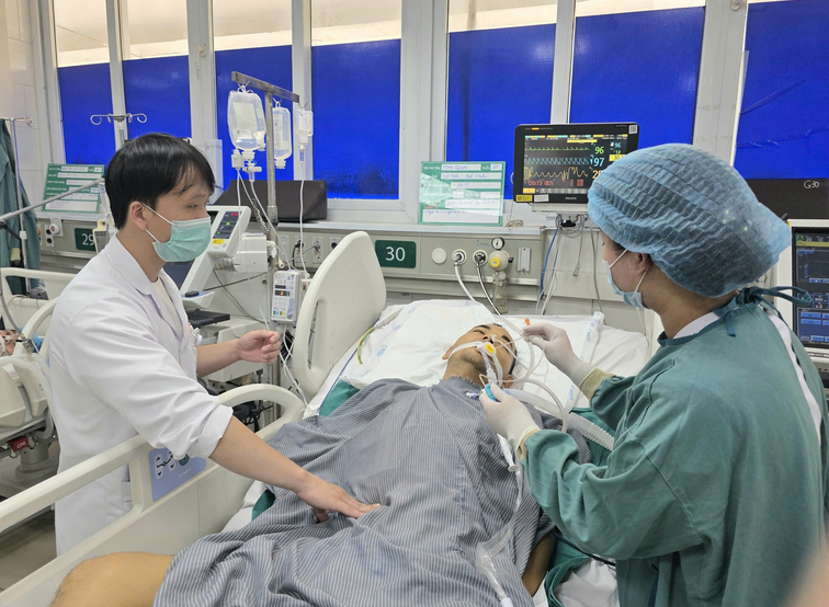 Giành giật sự sống hai ca sốt rét ác tính: Cuộc chạy đua nghẹt thở của các bác sĩ Giành giật sự sống hai ca sốt rét ác tính: Cuộc chạy đua nghẹt thở của các bác sĩ