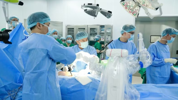 Tích hợp robot và định vị 3D, nâng cao hiệu quả phẫu thuật cột sống