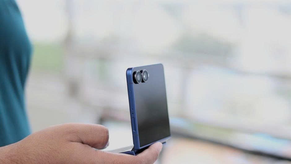 Galaxy Z Flip8 ra mắt: mẫu gập vỏ sò mỏng nhẹ nhất, giá từ 31,99 triệu Galaxy Z Flip8 ra mắt: mẫu gập vỏ sò mỏng nhẹ nhất, giá từ 31,99 triệu