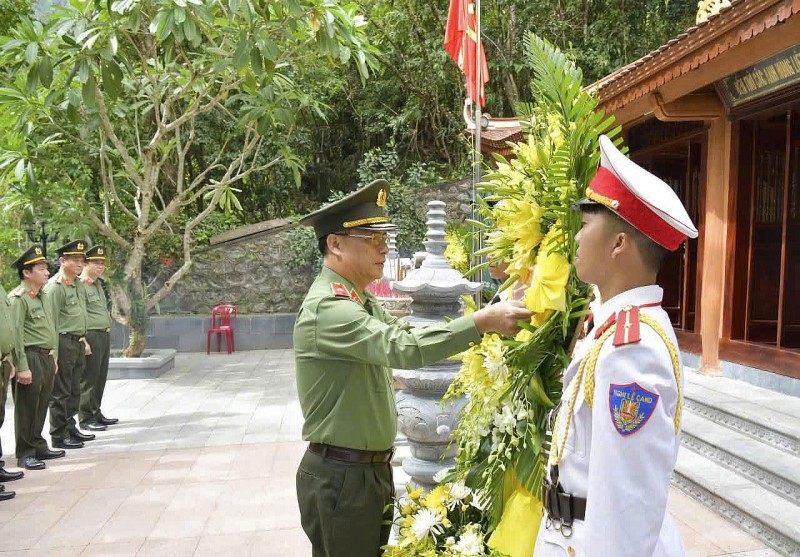 Giám đốc Công an tỉnh dâng hương tri ân các anh hùng liệt sĩ nhân kỷ niệm 79 năm Ngày Thương binh – Liệt sĩ Giám đốc Công an tỉnh dâng hương tri ân các anh hùng liệt sĩ nhân kỷ niệm 79 năm Ngày Thương binh – Liệt sĩ
