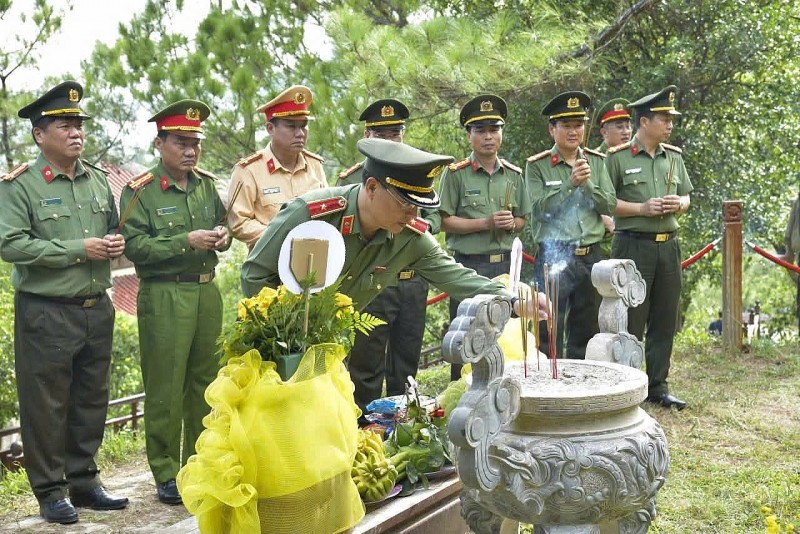 Giám đốc Công an tỉnh dâng hương tri ân các anh hùng liệt sĩ nhân kỷ niệm 79 năm Ngày Thương binh – Liệt sĩ Giám đốc Công an tỉnh dâng hương tri ân các anh hùng liệt sĩ nhân kỷ niệm 79 năm Ngày Thương binh – Liệt sĩ