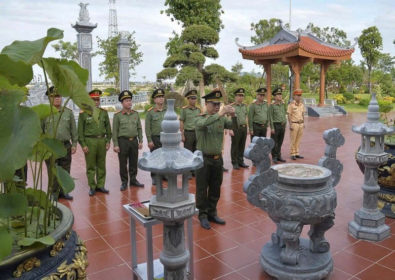 Giám đốc Công an tỉnh dâng hương tri ân các anh hùng liệt sĩ nhân kỷ niệm 79 năm Ngày Thương binh – Liệt sĩ Giám đốc Công an tỉnh dâng hương tri ân các anh hùng liệt sĩ nhân kỷ niệm 79 năm Ngày Thương binh – Liệt sĩ