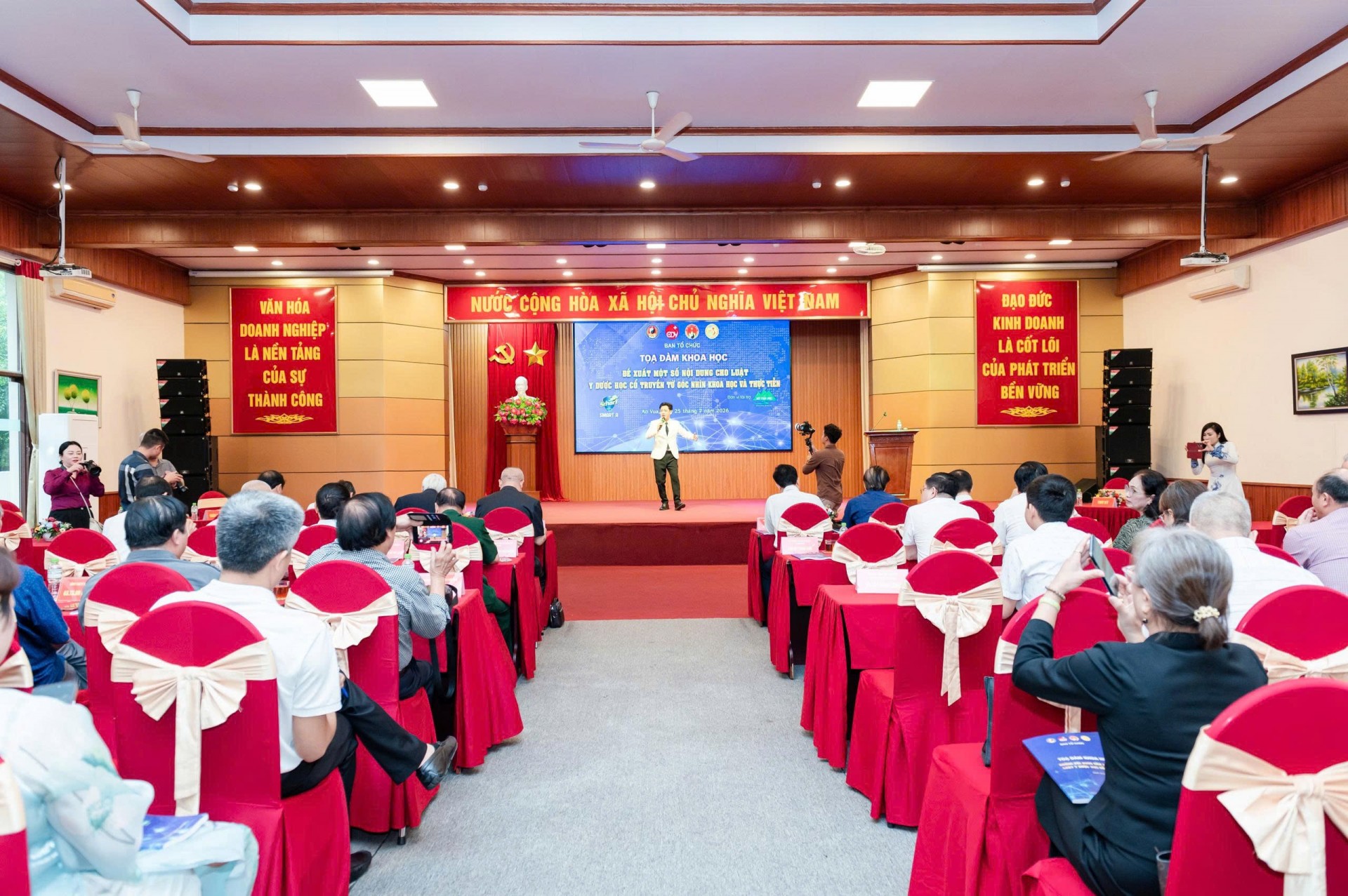 Hoàn thiện hành lang pháp lý để bứt phá: Góc nhìn khoa học tại Tọa đàm Hoàn thiện hành lang pháp lý để bứt phá: Góc nhìn khoa học và thực tiễn tại Tọa đàm