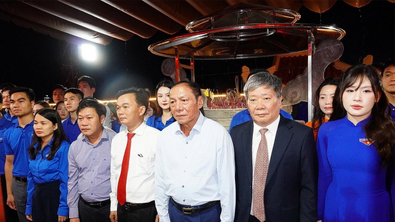 Lung linh hoa đăng bên dòng Thạch Hãn – Thắp sáng đạo lý tri ân, bồi đắp lý tưởng sống đẹp cho thế hệ trẻ Lung linh hoa đăng bên dòng Thạch Hãn – Thắp sáng đạo lý tri ân, bồi đắp lý tưởng sống đẹp cho thế hệ trẻ