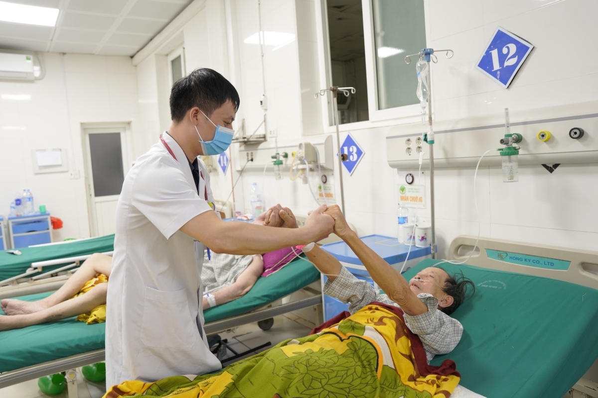 Đối với người cao tuổi, việc được điều trị kịp thời bằng các kỹ thuật chuyên sâu không chỉ quyết định khả năng sống còn mà còn ảnh hưởng trực tiếp đến khả năng phục hồi, chất lượng cuộc sống và gánh nặng chăm sóc của gia đình.