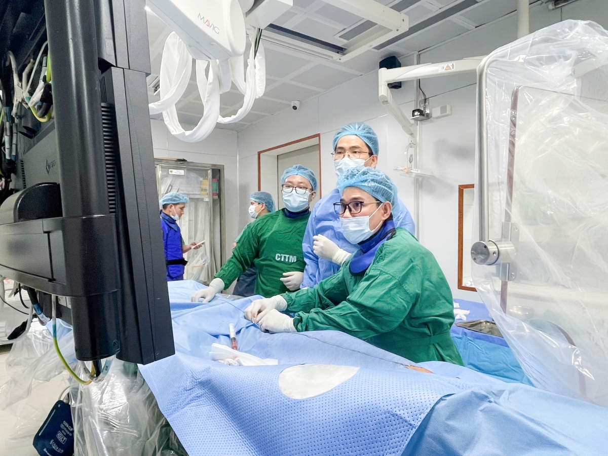 Bệnh nhân người cao tuổi bị đột quỵ được đội ngũ y bác sỹ tiến hành chụp mạch số hóa xóa nền(DSA) và can thiệp lấy huyết khối cơ học