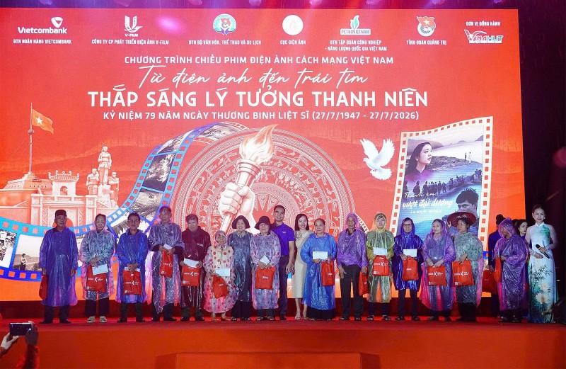 Lung linh hoa đăng bên dòng Thạch Hãn – Thắp sáng đạo lý tri ân, bồi đắp lý tưởng sống đẹp cho thế hệ trẻ Lung linh hoa đăng bên dòng Thạch Hãn – Thắp sáng đạo lý tri ân, bồi đắp lý tưởng sống đẹp cho thế hệ trẻ