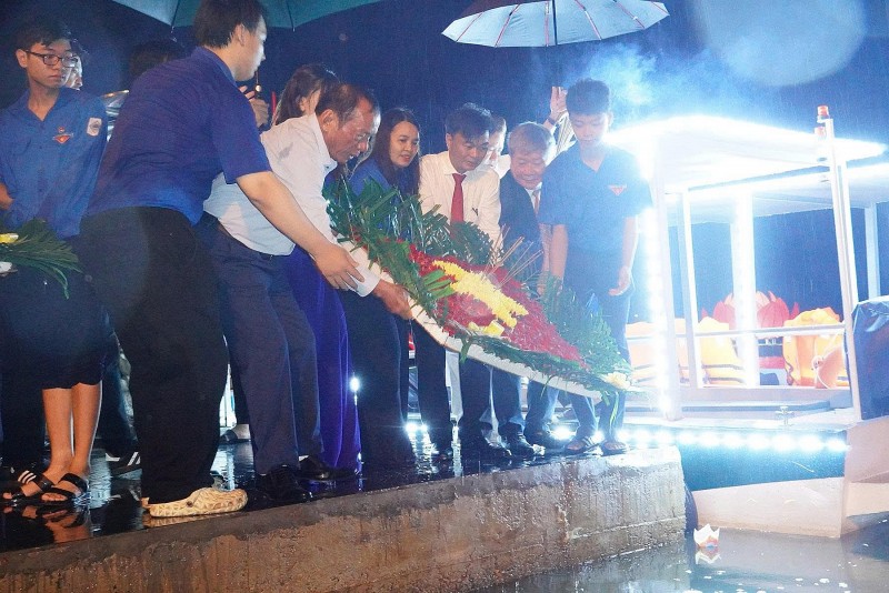 Lung linh hoa đăng bên dòng Thạch Hãn – Thắp sáng đạo lý tri ân, bồi đắp lý tưởng sống đẹp cho thế hệ trẻ Lung linh hoa đăng bên dòng Thạch Hãn – Thắp sáng đạo lý tri ân, bồi đắp lý tưởng sống đẹp cho thế hệ trẻ