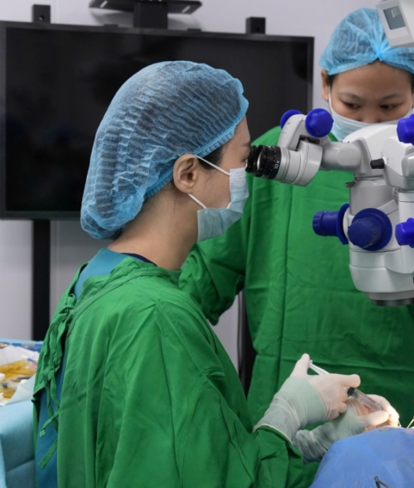 Trao ánh sáng từ những nghĩa cử nhân văn Trao ánh sáng từ những nghĩa cử nhân văn