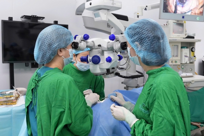 Trao ánh sáng từ những nghĩa cử nhân văn Trao ánh sáng từ những nghĩa cử nhân văn