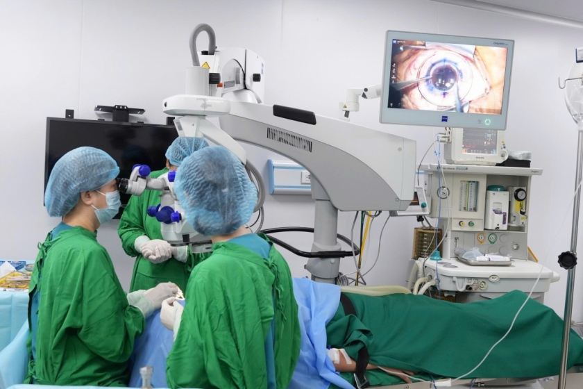 Trao ánh sáng từ những nghĩa cử nhân văn Trao ánh sáng từ những nghĩa cử nhân văn
