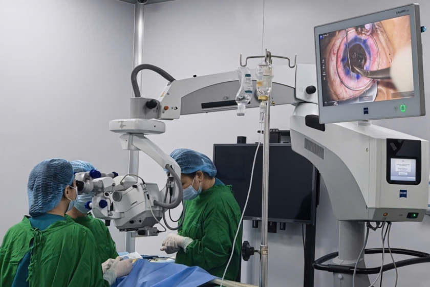 Trao ánh sáng từ những nghĩa cử nhân văn Trao ánh sáng từ những nghĩa cử nhân văn