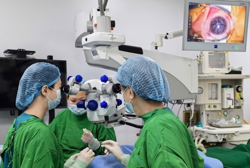 Trao ánh sáng từ những nghĩa cử nhân văn Trao ánh sáng từ những nghĩa cử nhân văn