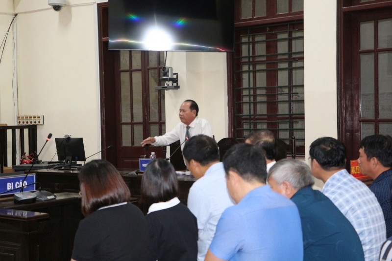 Tuyên án nhóm cựu cán bộ sai phạm đất đai ở Quảng Trị: 12 bị cáo lĩnh tổng cộng 30 năm tù Tuyên án nhóm cựu cán bộ sai phạm đất đai ở Quảng Trị: 12 bị cáo lĩnh tổng cộng 30 năm tù