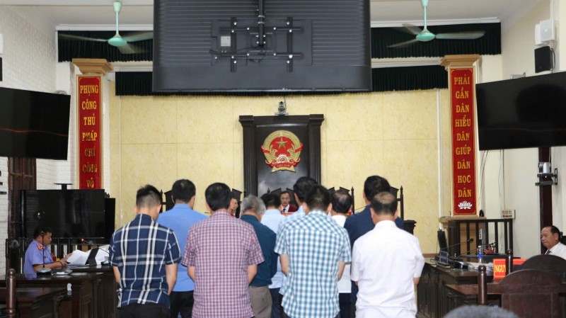 Tuyên án nhóm cựu cán bộ sai phạm đất đai ở Quảng Trị: 12 bị cáo lĩnh tổng cộng 30 năm tù Tuyên án nhóm cựu cán bộ sai phạm đất đai ở Quảng Trị: 12 bị cáo lĩnh tổng cộng 30 năm tù