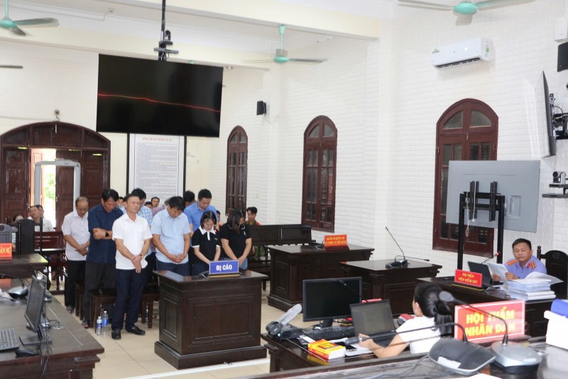 Tuyên án nhóm cựu cán bộ sai phạm đất đai ở Quảng Trị: 12 bị cáo lĩnh tổng cộng 30 năm tù Tuyên án nhóm cựu cán bộ sai phạm đất đai ở Quảng Trị: 12 bị cáo lĩnh tổng cộng 30 năm tù
